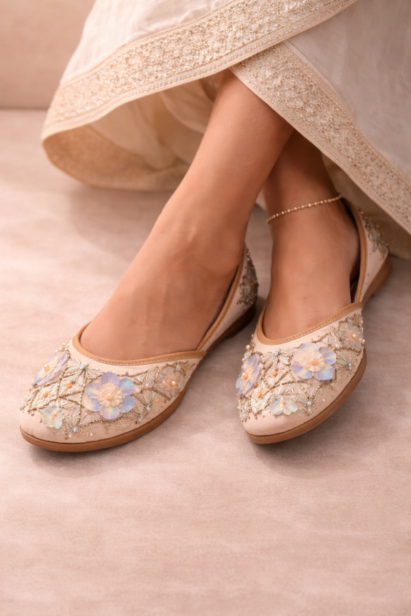 Light Pink Floral Embroidered Women’s Punjabi Jutti