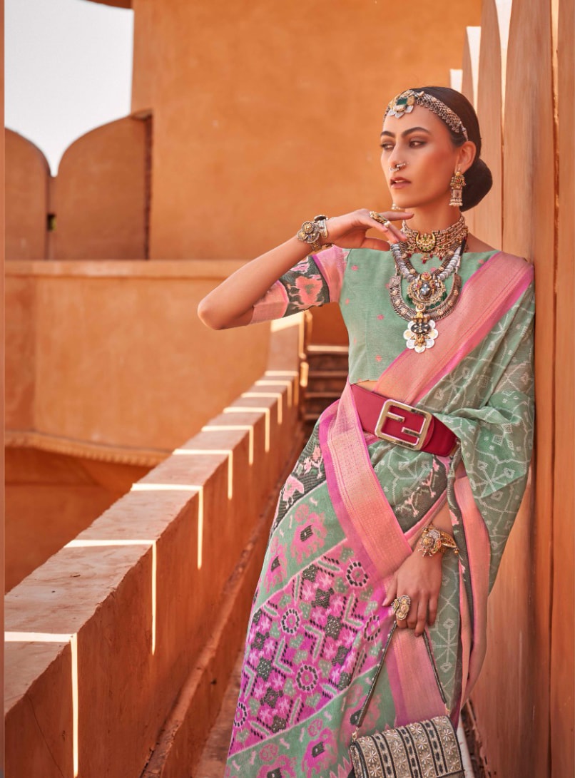 Sabyasachi 101: A Deep Dive Into The Designer's Wedding Couture, Jewellery  & More! | WeddingBazaar